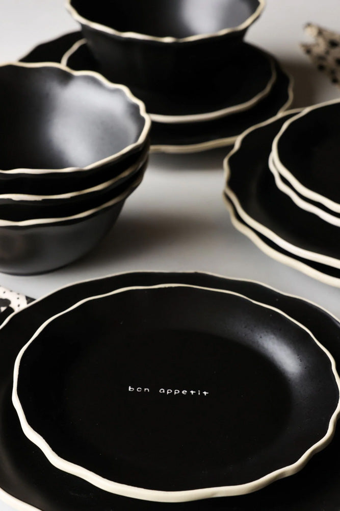 Service de table Bon Apetit 12 pièces à bords noirs et blanc cassé