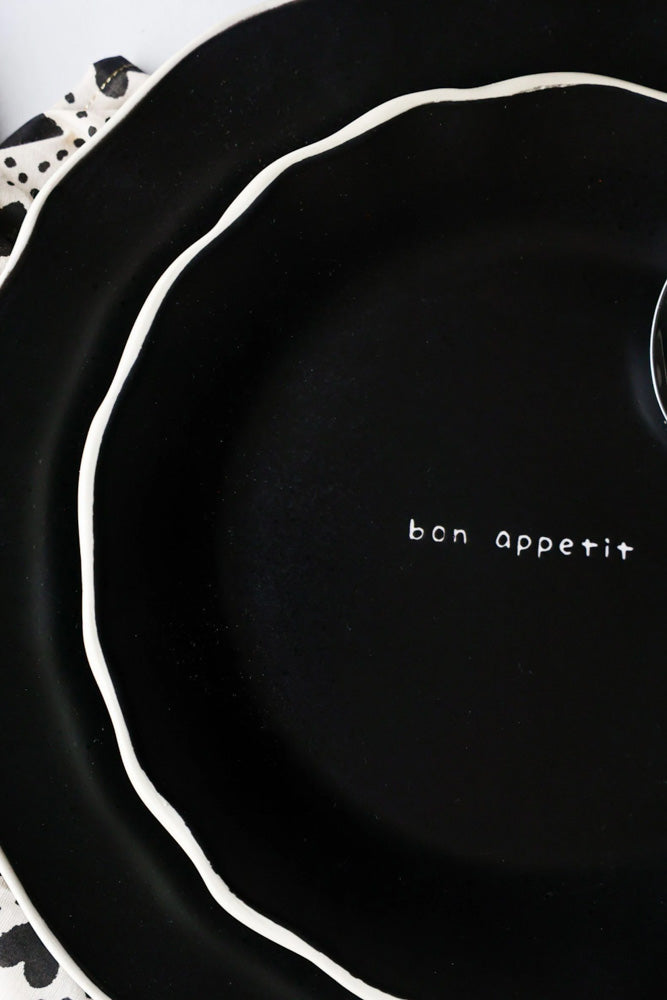 Service de table Bon Apetit 12 pièces à bords noirs et blanc cassé