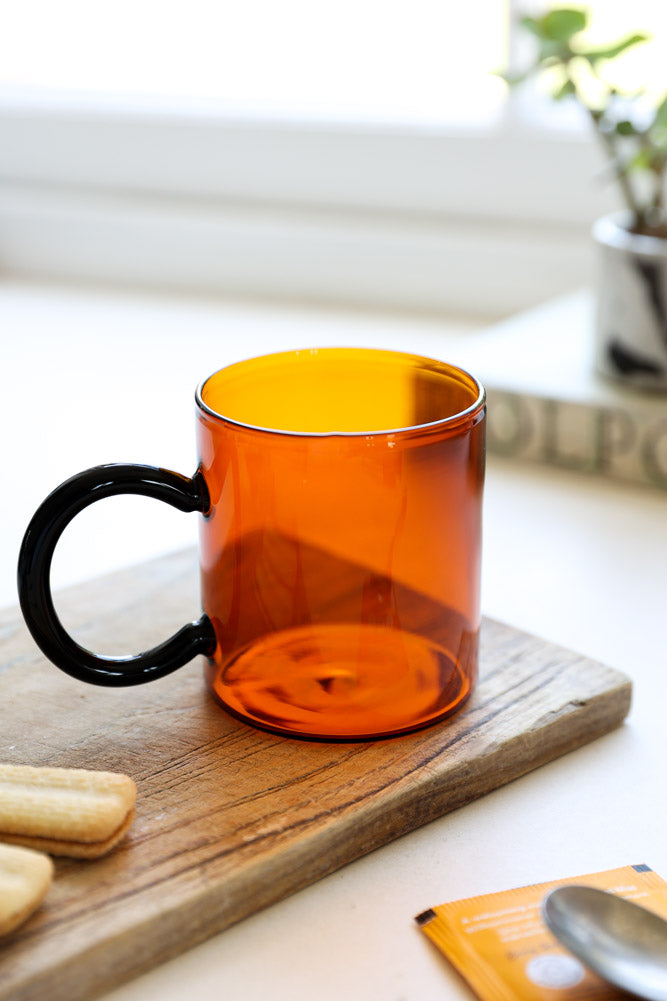 Tasse en verre ambré et noir