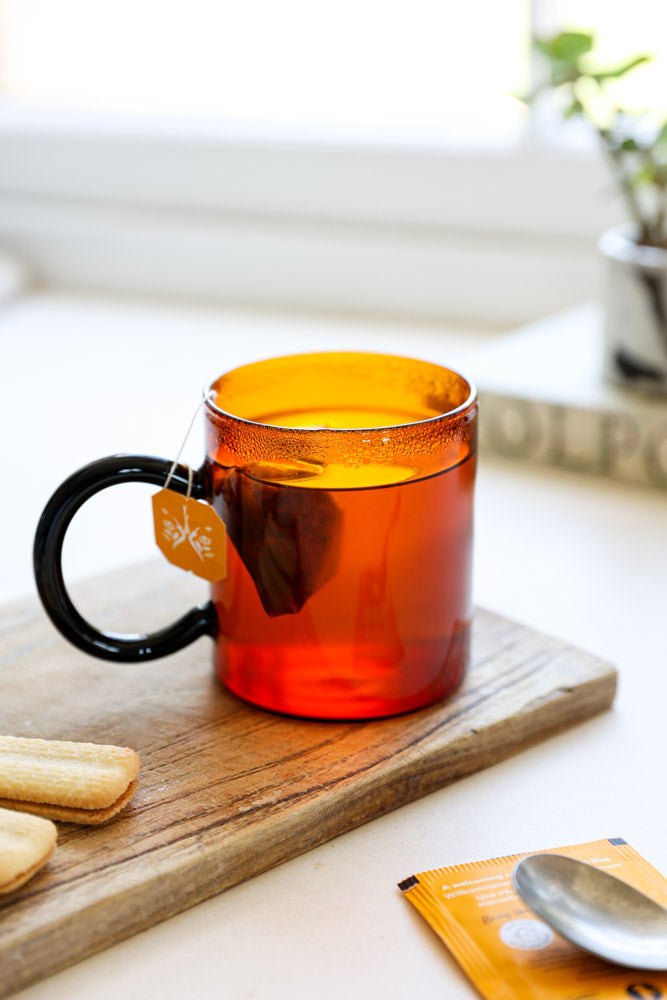 Tasse en verre ambré et noir