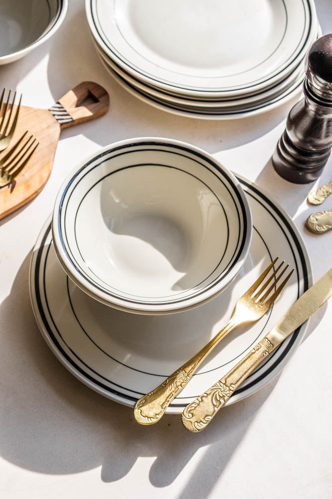 Vaisselle style bistro noir et blanc - 2 options disponibles