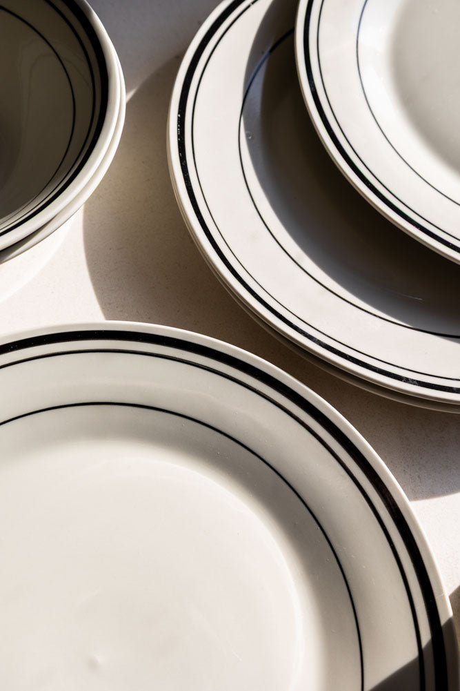 Vaisselle style bistro noir et blanc - 2 options disponibles