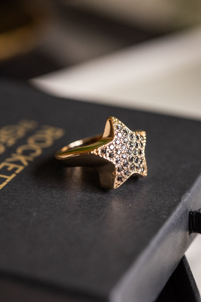 Bague étoile cloutée noire et dorée - Disponible en deux tailles