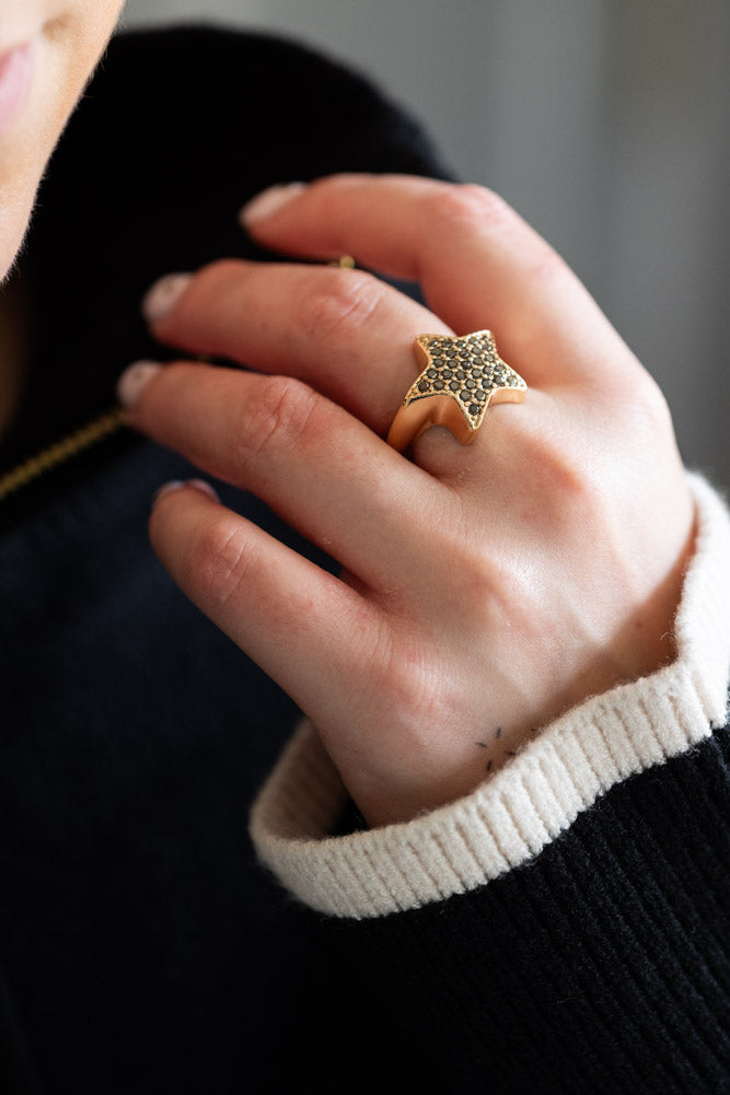 Bague étoile cloutée noire et dorée - Disponible en deux tailles
