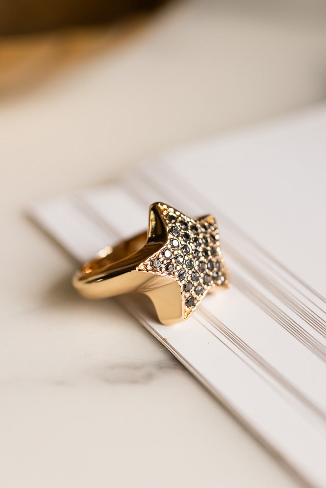 Bague étoile cloutée noire et dorée - Disponible en deux tailles
