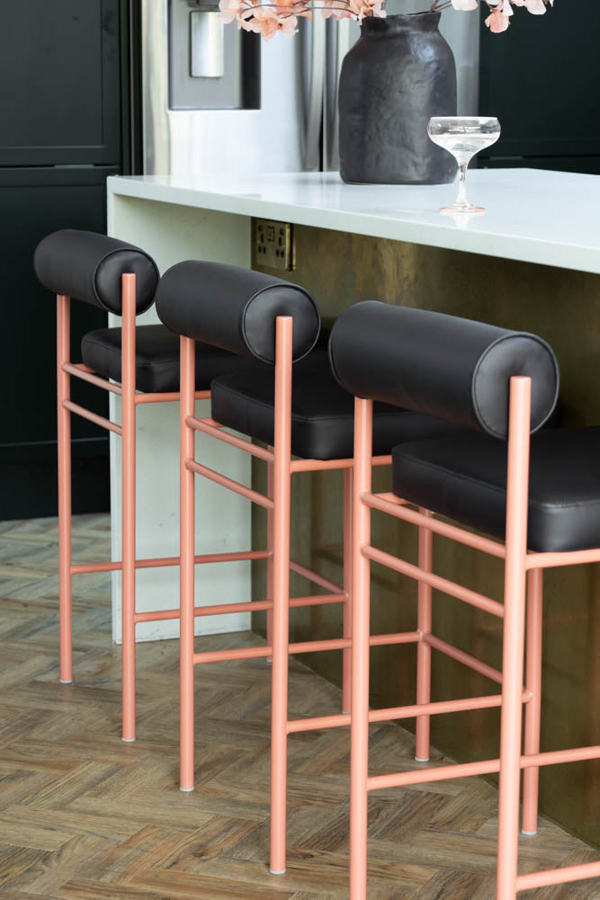 Tabouret de bar à dossier roulant noir et rose