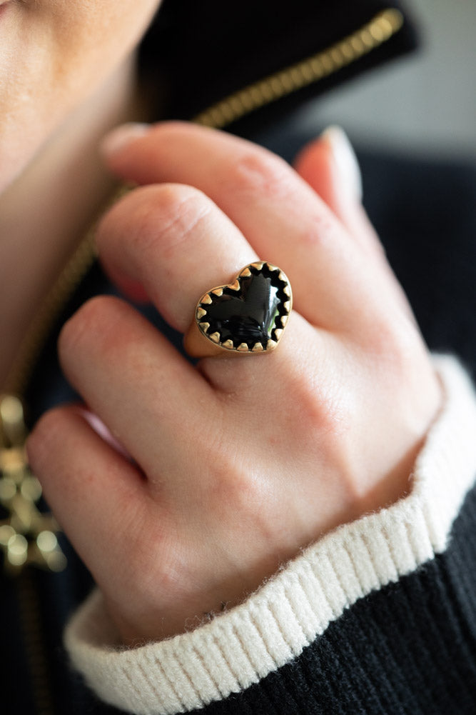 Bague épaisse en or et cœur noir - Disponible en deux tailles