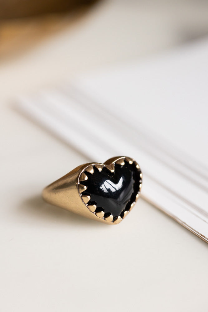Bague épaisse en or et cœur noir - Disponible en deux tailles