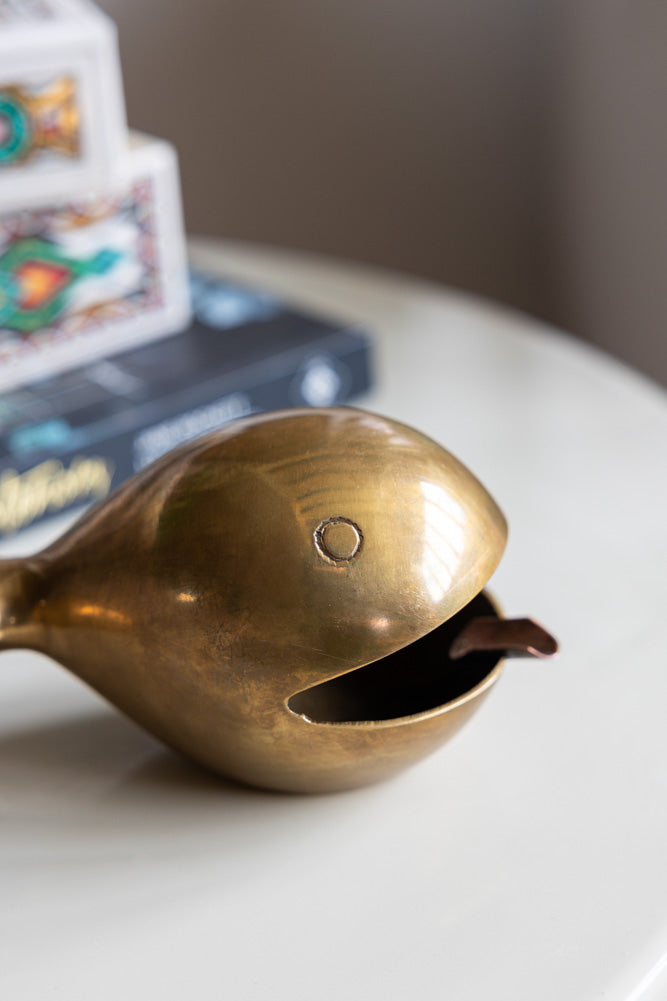 Superbe ornement/cendrier en forme de baleine en or antique