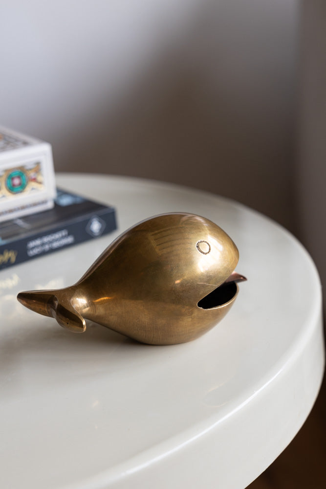Superbe ornement/cendrier en forme de baleine en or antique