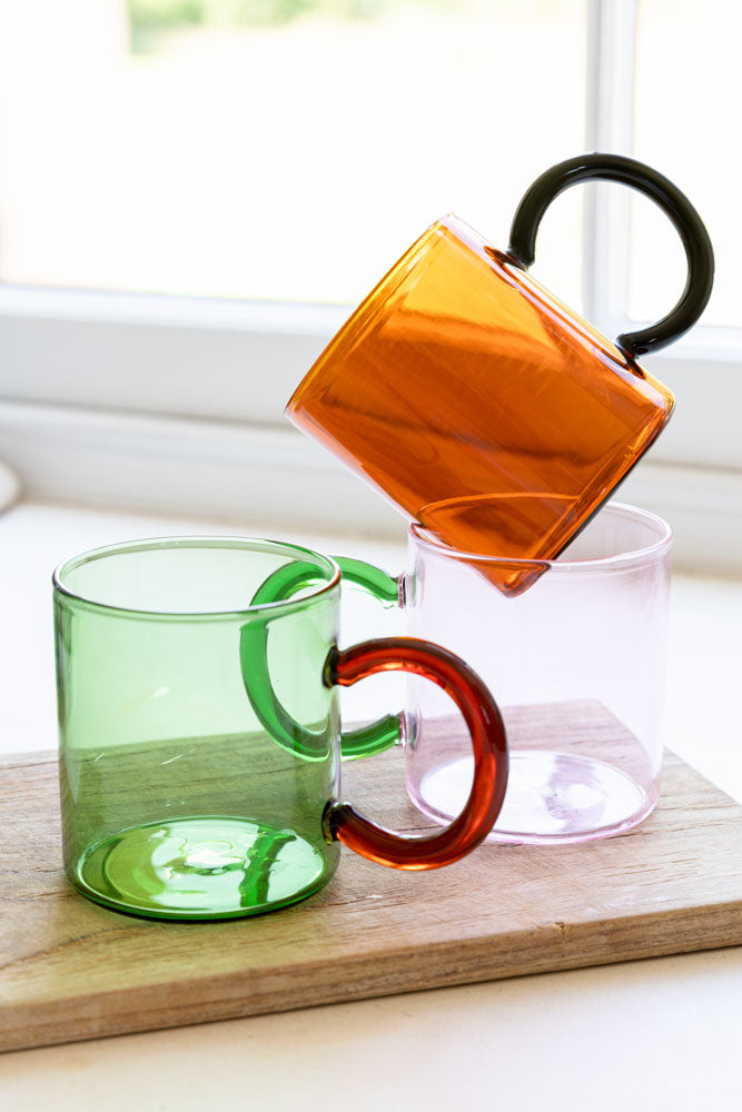 Tasse en verre ambré et noir