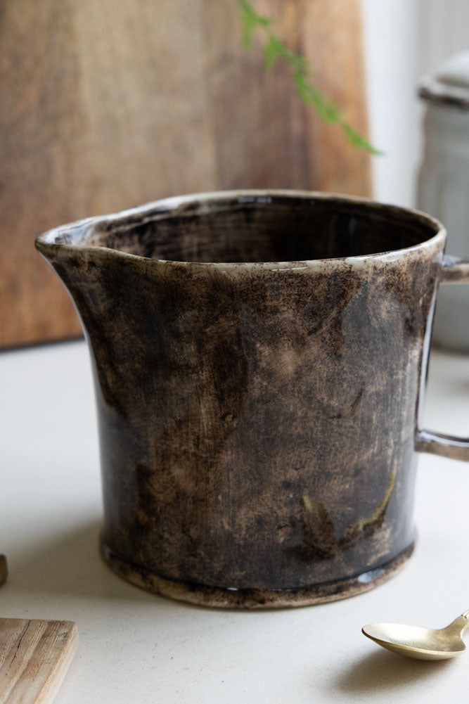 Pichet en grès émaillé, moucheté, noir et marron