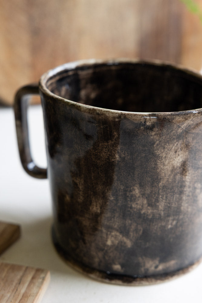 Pichet en grès émaillé, moucheté, noir et marron