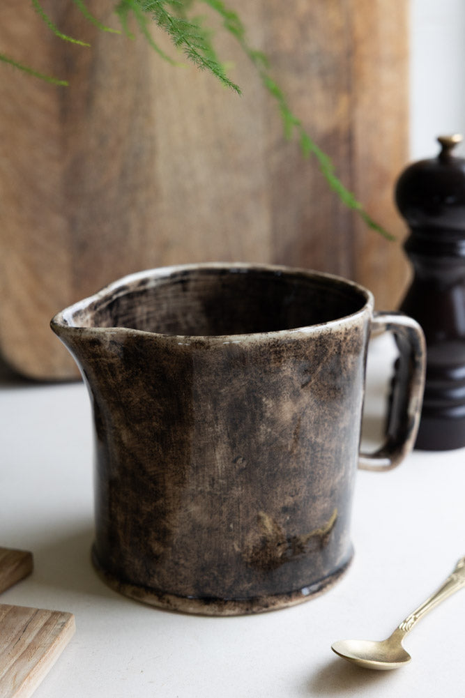 Pichet en grès émaillé, moucheté, noir et marron