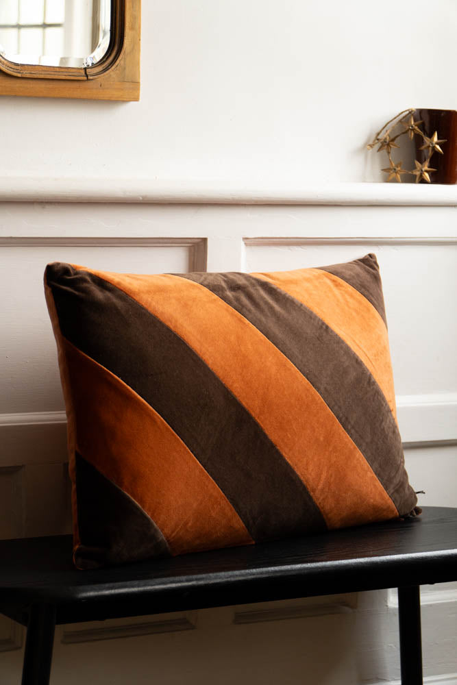 Coussin en velours rayé café et moka HKLIVING