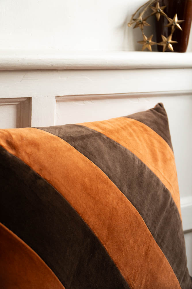 Coussin en velours rayé café et moka HKLIVING