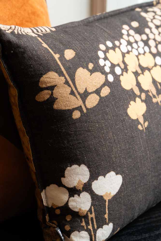 Coussin en coton à fleurs foncées HKLIVING