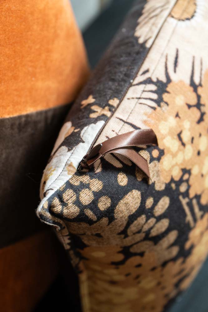 Coussin en coton à fleurs foncées HKLIVING