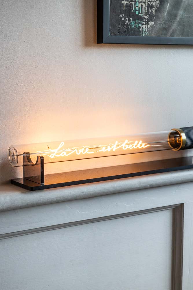 Message dans un tube lumineux - La Vie Est Belle