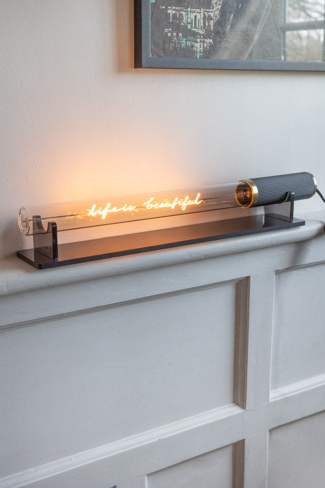 Message dans un tube lumineux - La vie est belle