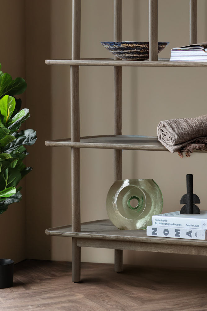 Vitrine à plusieurs niveaux en chêne gris