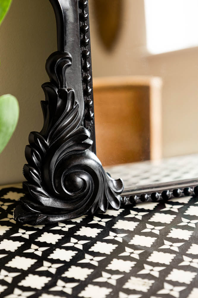 Miroir décoratif à cadre noir d'inspiration vintage